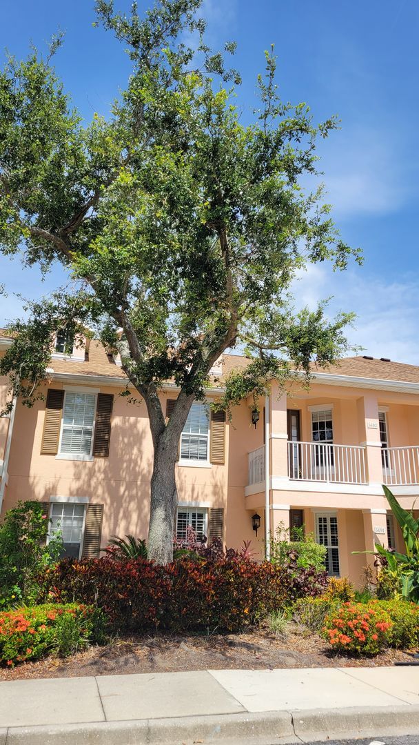 Foto del edificio - ANNUAL UNFURNISHED 2 bed 2 bath ground flo...