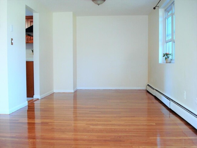 dining area - 100 Emerson Gardens Rd