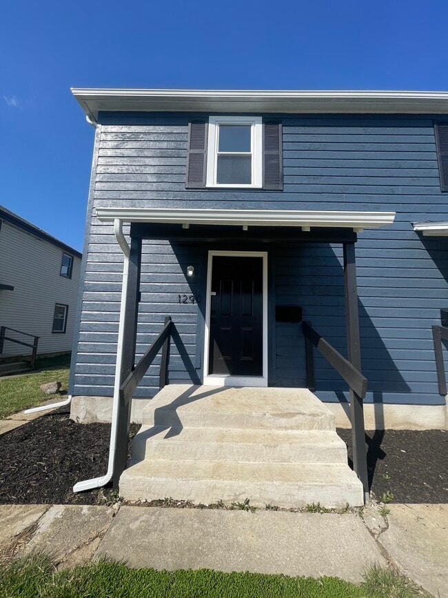 Building Photo - 1290 E 25th Ave