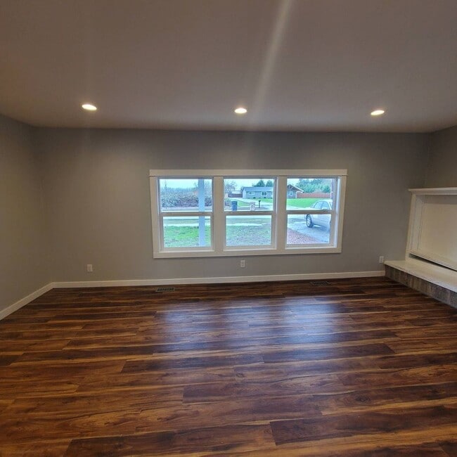 Building Photo - Pet Friendly Single level, 3 bed: 2 bath home with an open yard area and 2 car garage