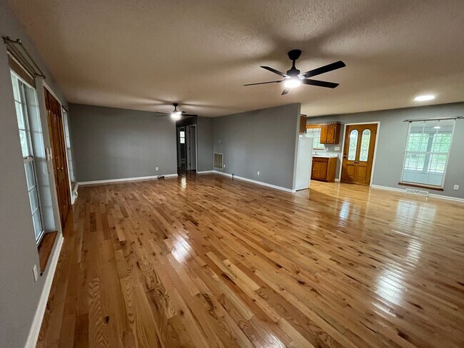 Building Photo - 3 Bedrooms, 2 Bathrooms - Home in Armuchee!!