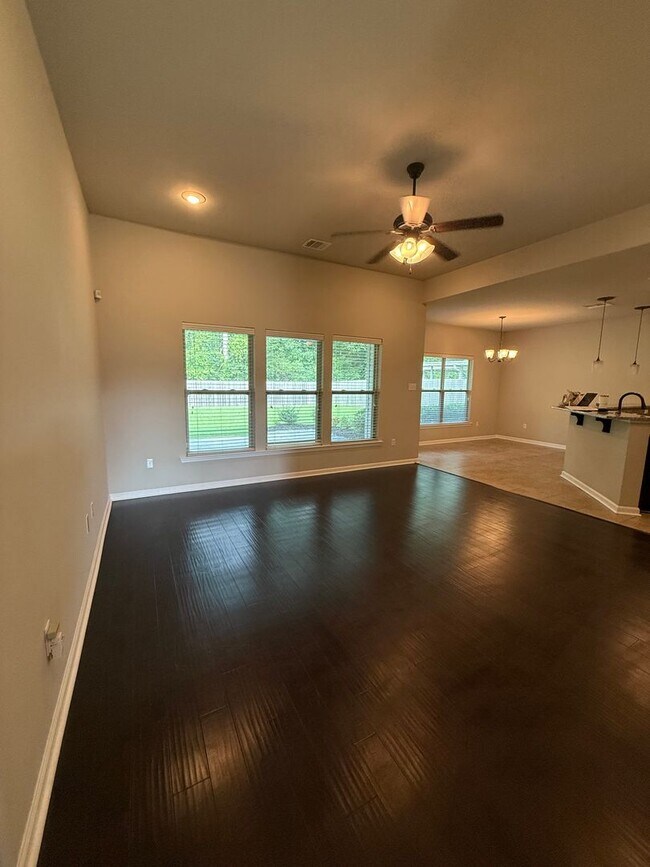 Foto del edificio - 3 BEDROOM IN FABULOUS NEIGHBORHOOD!