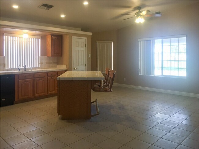 Building Photo - 5714 Desert Lakes Dr