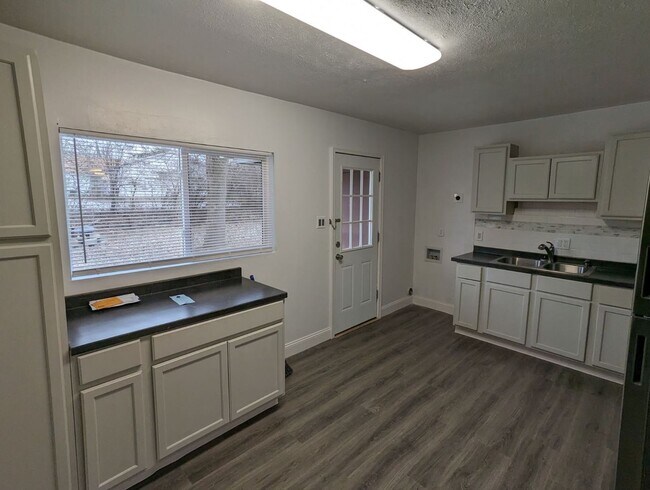 Building Photo - Don't miss out on this fully remodeled 3 b...