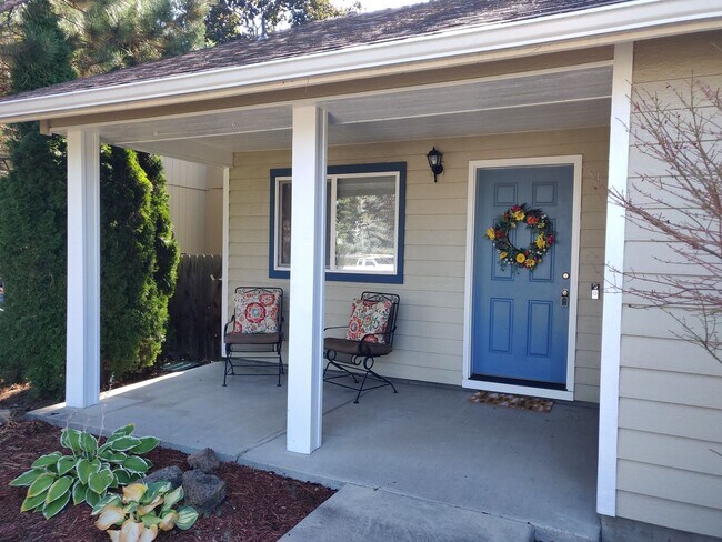 Building Photo - Stylish SW Bend 3×2 with Fenced Yard