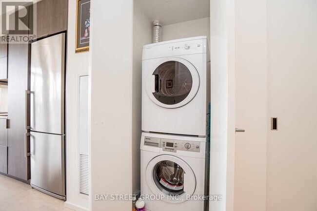 Photo du bâtiment - 101 Charles St E