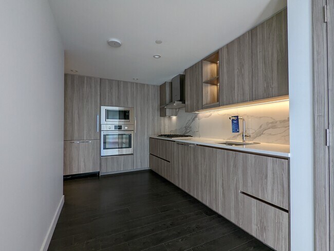 Photo du bâtiment - 1010-9887 Whalley Boulevard