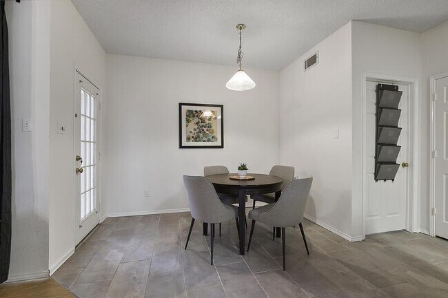 Foto del edificio - 6110 Teresa Ln