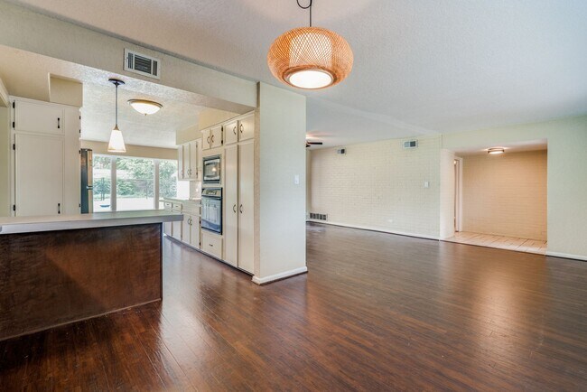 Building Photo - 3-Bedroom in Shearer Hills