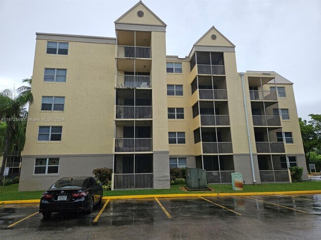 Foto del edificio - 8373 Lake Dr