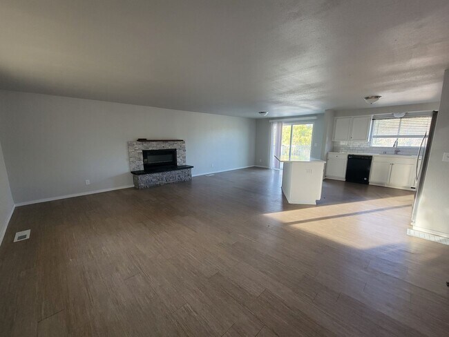 Foto del edificio - Remodeled 4 Bedroom 2 Bath Home for Rent C...