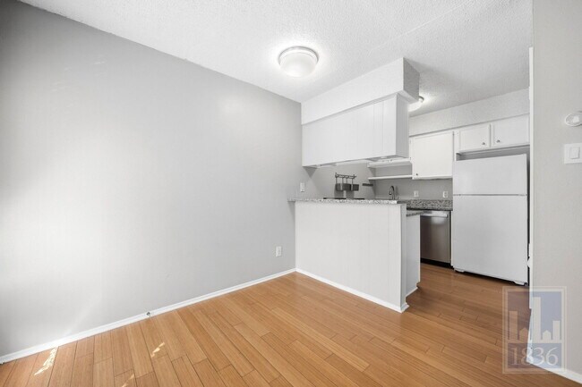 Foto del edificio - 1111 W 10th St