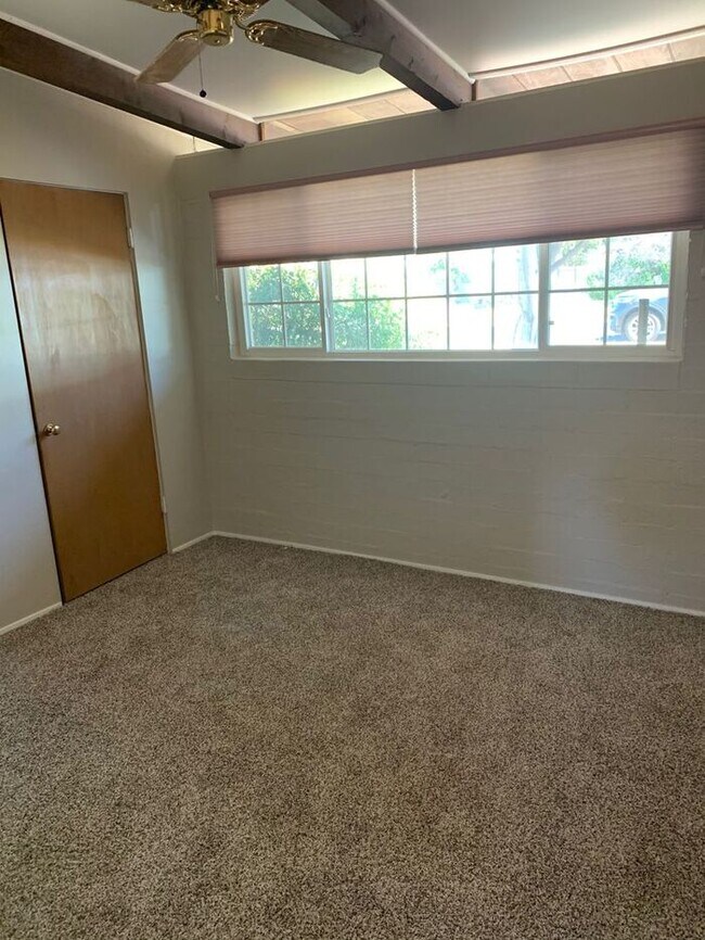 Building Photo - 3 Bedroom 2 bath with Large LUSH yard !!