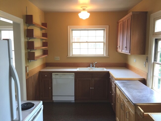 Building Photo - Beautiful 2br/1ba Upper Duplex in Desirabl...