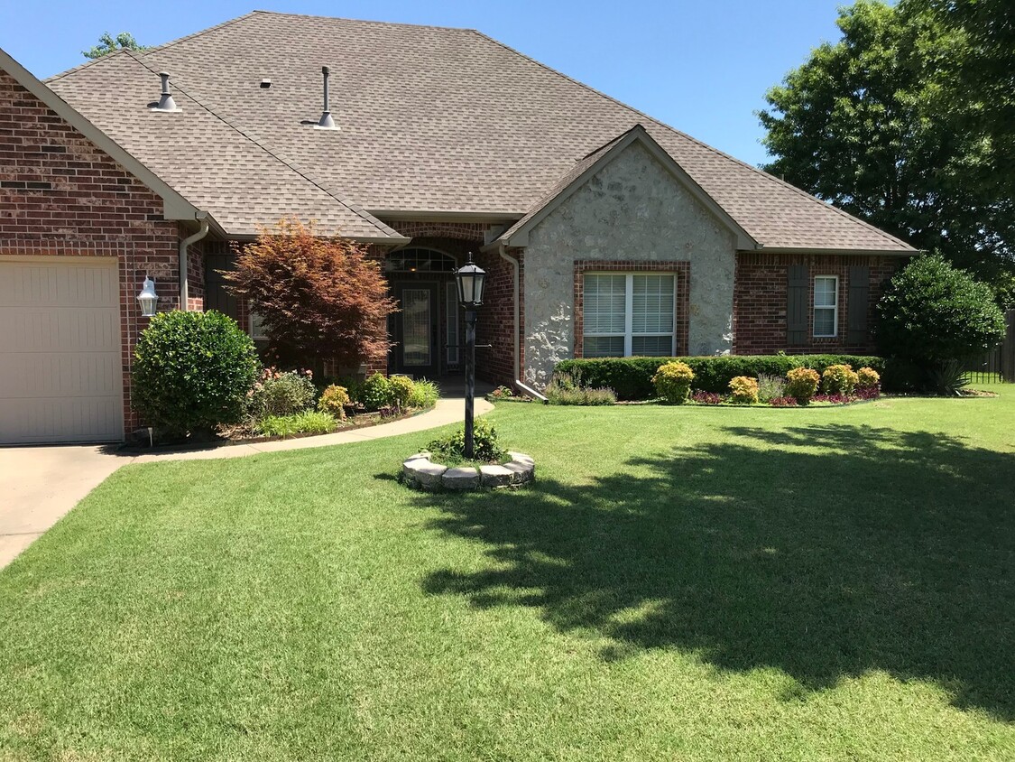 Foto principal - Gorgeous & Spacious 3 Bedroom Owasso Home-...