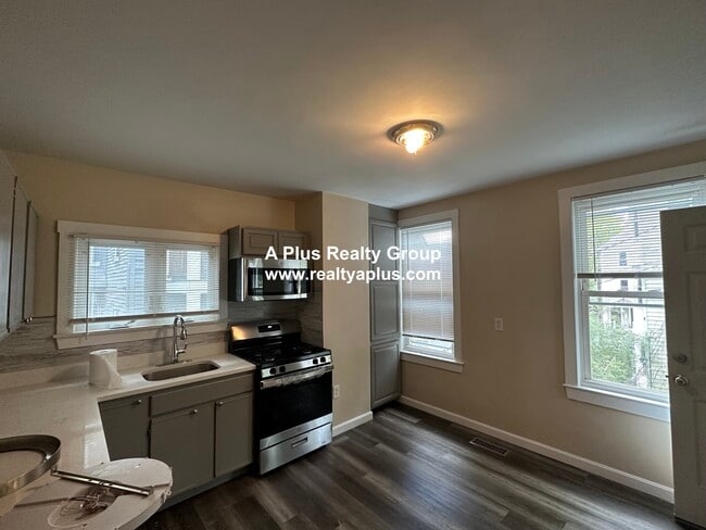 Building Photo - 3243 Washington St