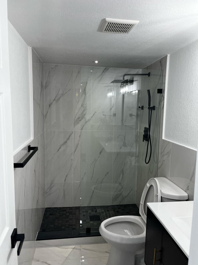 Building Photo - 10985 SW 70th Ter