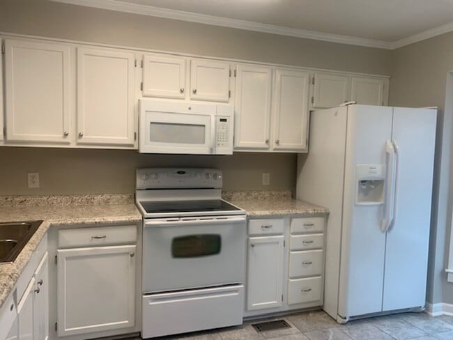 Building Photo - 2-Bedroom Townhome - Pinedale Blvd.