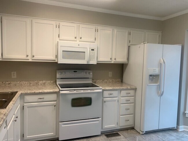 Foto del edificio - 2-Bedroom Townhome - Pinedale Blvd.