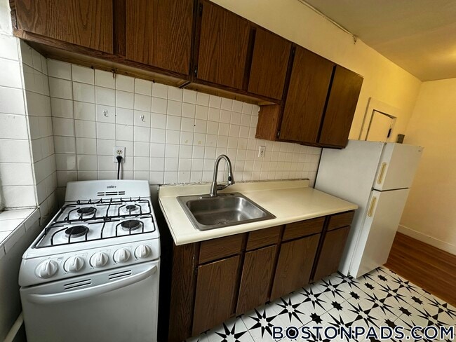 Building Photo - 229 Kelton St