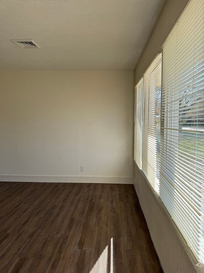 Building Photo - NEWLY REMODELED!
