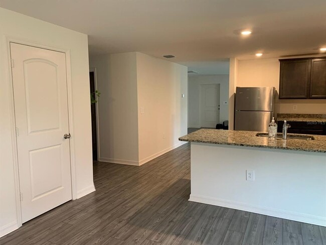 Foto del edificio - 2082 S Chamberlain Blvd