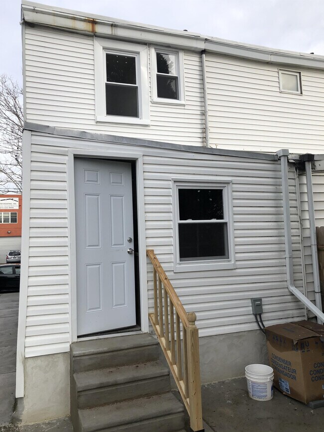 Building Photo - 4952 Wellington St
