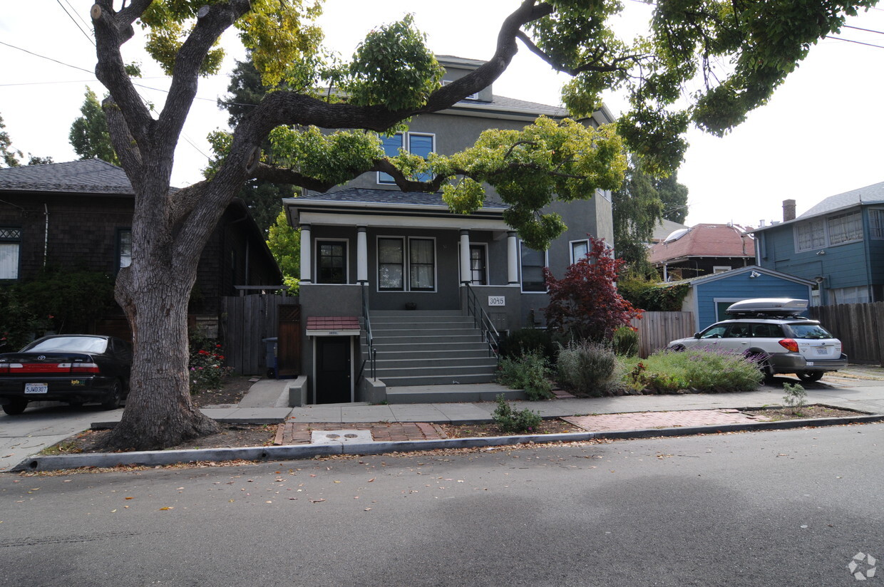 Primary Photo - 3045,3045 1/2 Deakin St.