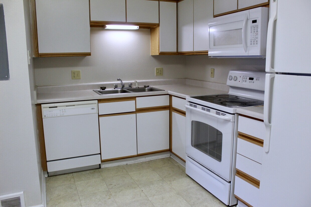 Primary Photo - 2422 Lakeside Dr