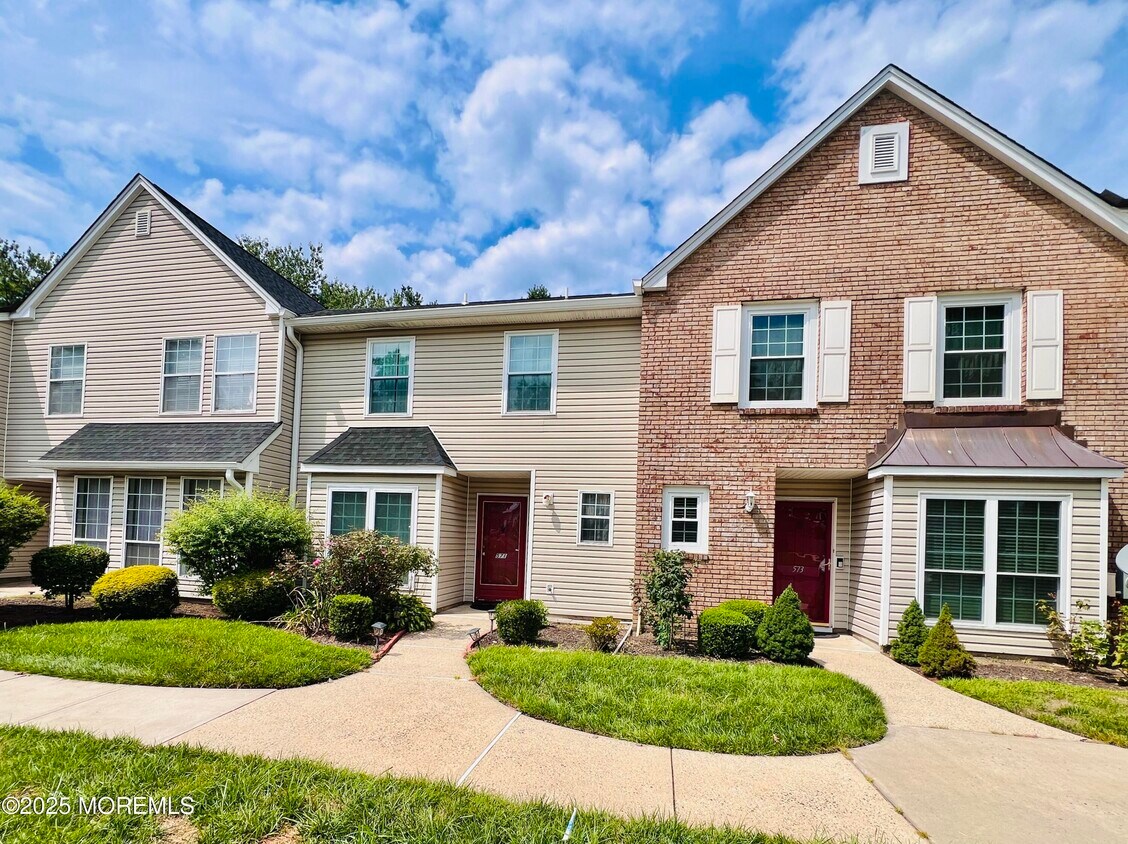 Primary Photo - 571 Manchester Pl