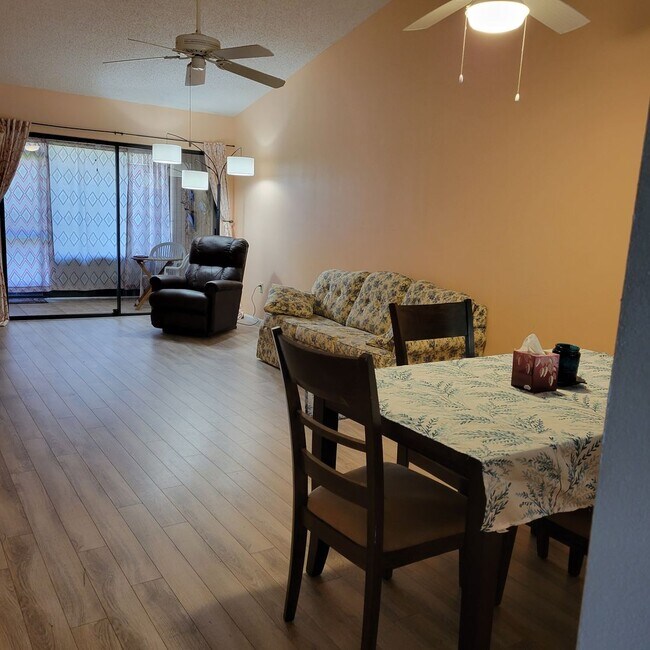 Foto del edificio - Short term, turnkey furnished, 2 bedroom, 2 bathroom condo in convenient Bradenton location.