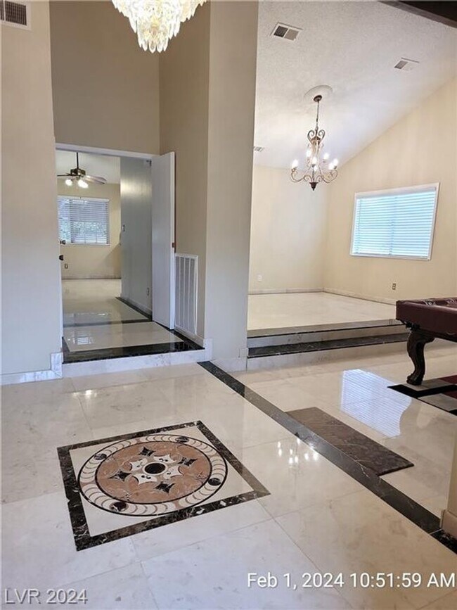 Foto del edificio - CENTRALLY LOCATED ROOMY 4 BEDROOM HOME IN ...