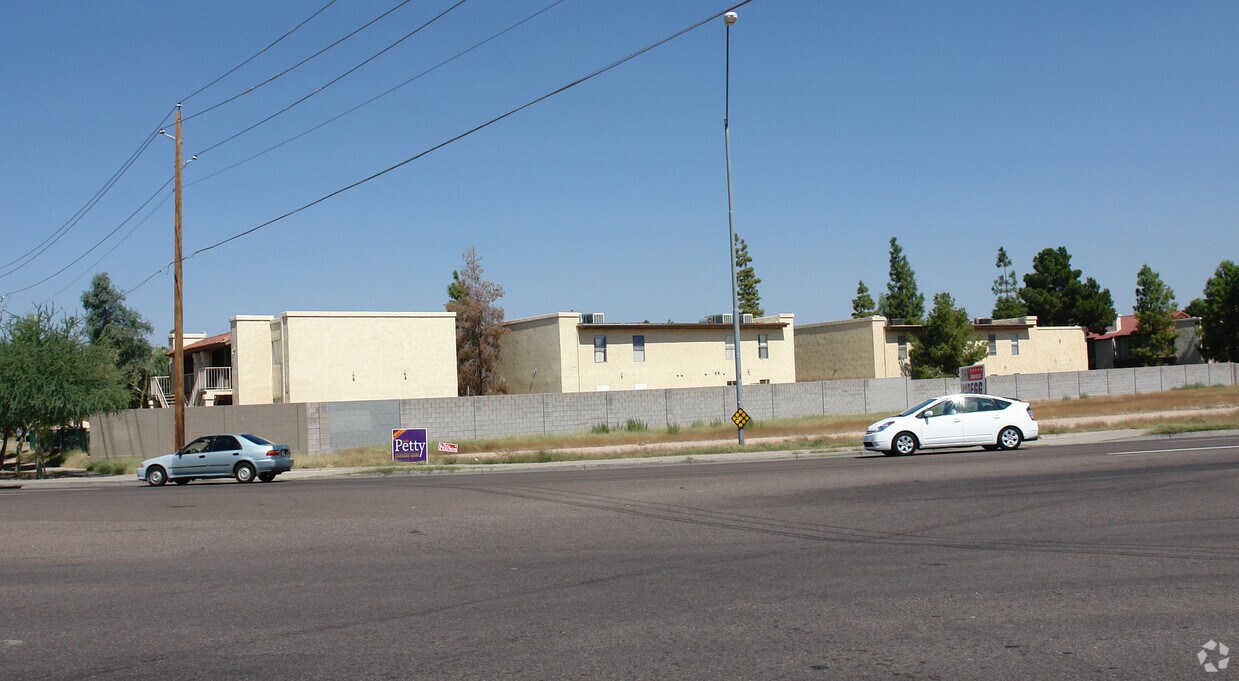 Building Photo - 2701 E Beck Ln