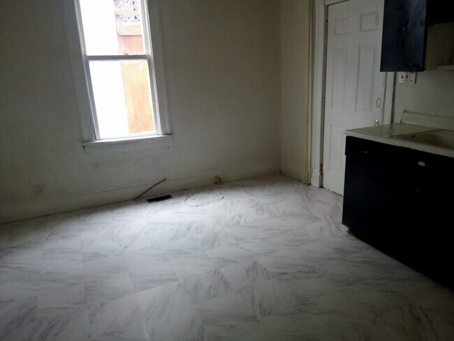 Building Photo - 906 East 7th Street, Unit Unit B
