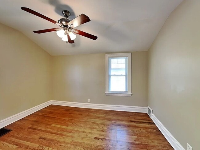 Building Photo - 864 Carpenter Ave