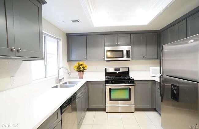 Building Photo - 3 br, 3 bath Townhome - 9027 Emperor Ave A...