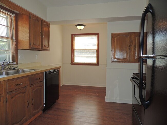 Foto del edificio - Astonishingly Renovated 3 Bedroom, 1.5 Bathroom Colonial!