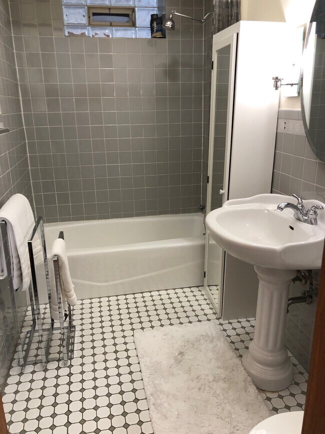 Bathroom - 550 W Roscoe St