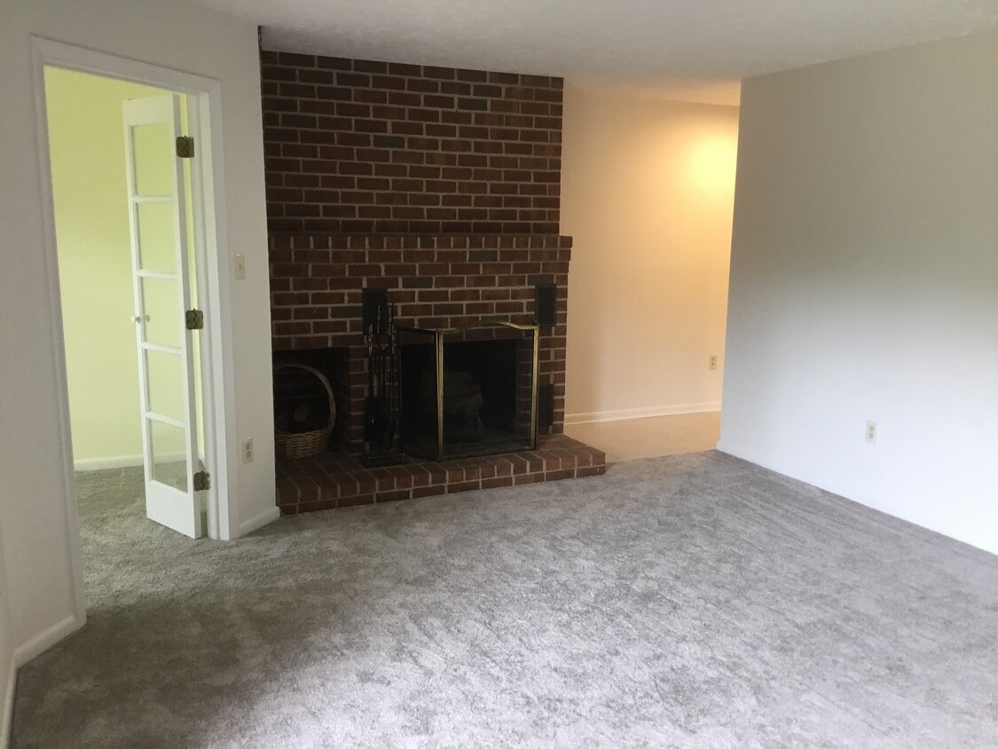 Living room - 132 Turtle Creek Rd