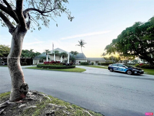 Foto del edificio - 1077 Washington Cir