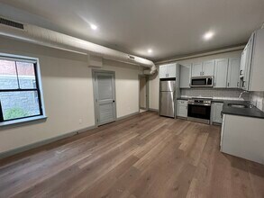 Building Photo - 160 Seabury St