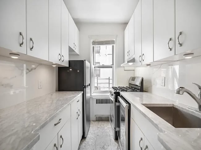 Building Photo - 601 E 19th St