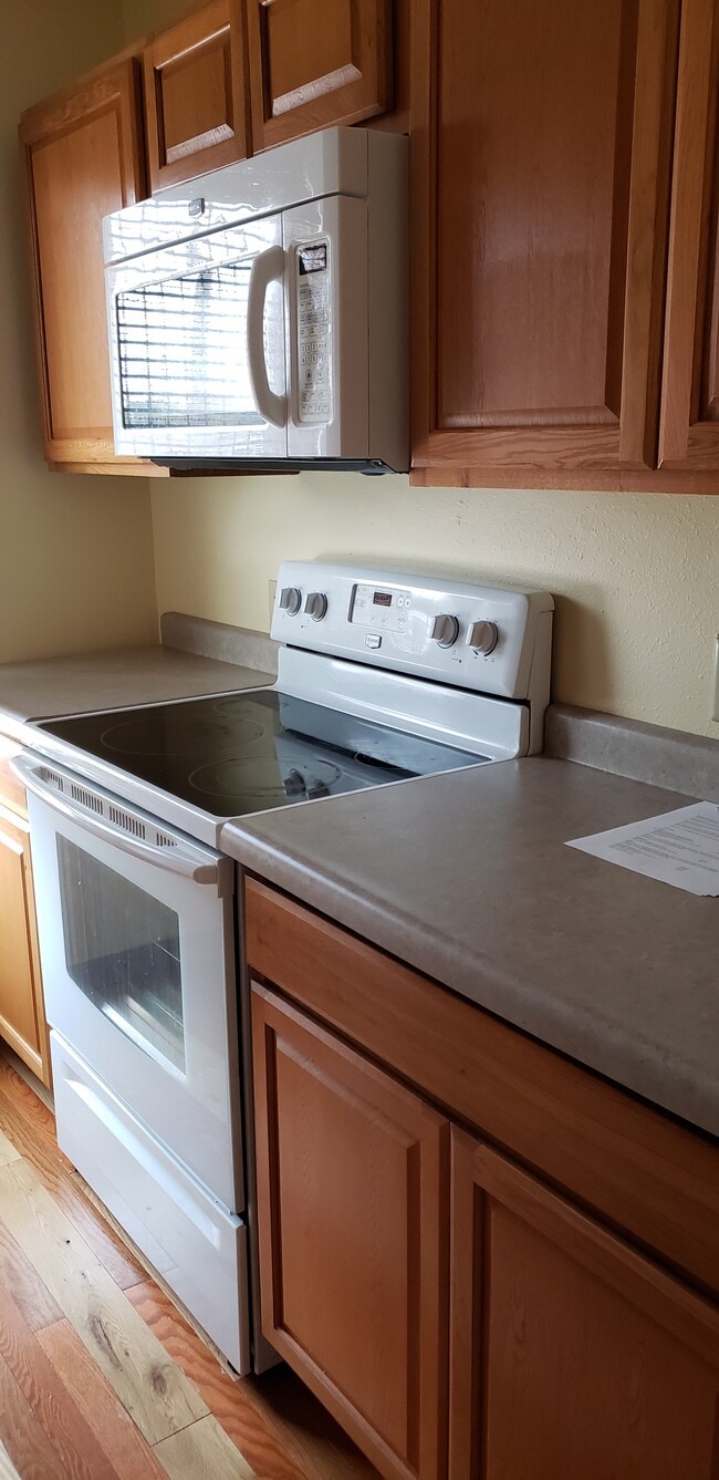 Kitchen - 915 W 5th St