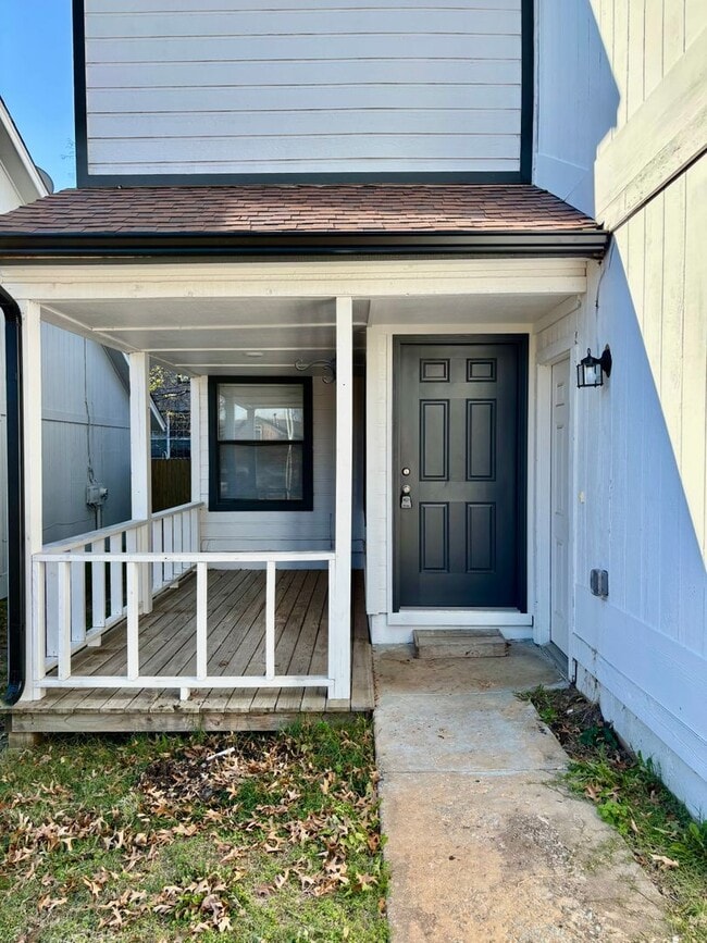 Building Photo - One bedroom, Two Car Garage