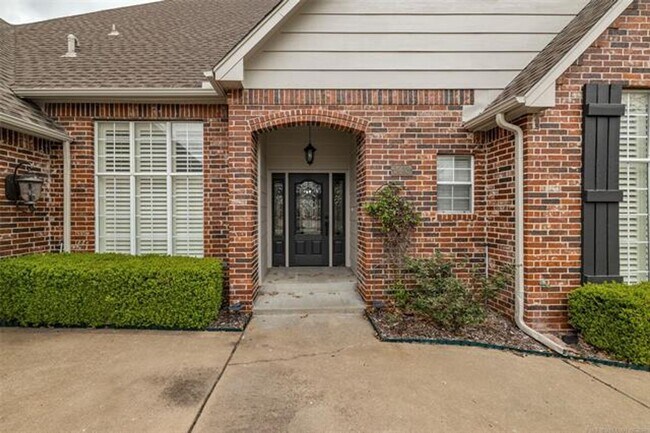 Building Photo - Immaculate and hard to find Single-Story w...