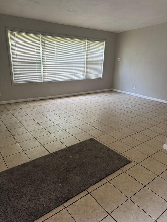 Foto del edificio - Spacious 3 + Bedroom with 2 Full Baths for...