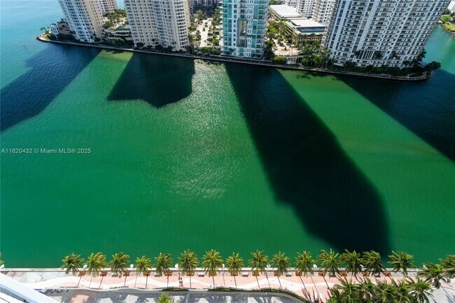 Foto del edificio - 325 S Biscayne Blvd