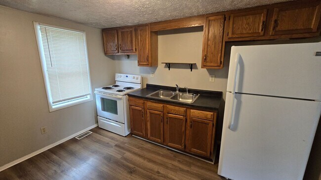 Foto del edificio - 3 Bedroom 1 Bath! (Move in Special! $100 off Move In Rent with January Move In Date!)