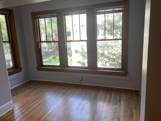Building Photo - 5606 N Kenmore Ave