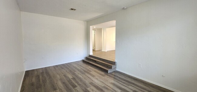 Building Photo - 164 1/2-664-662 I Ave